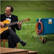 La chitarra è uno strumento meraviglioso perchè si può suonare in mille modi  diversi ..